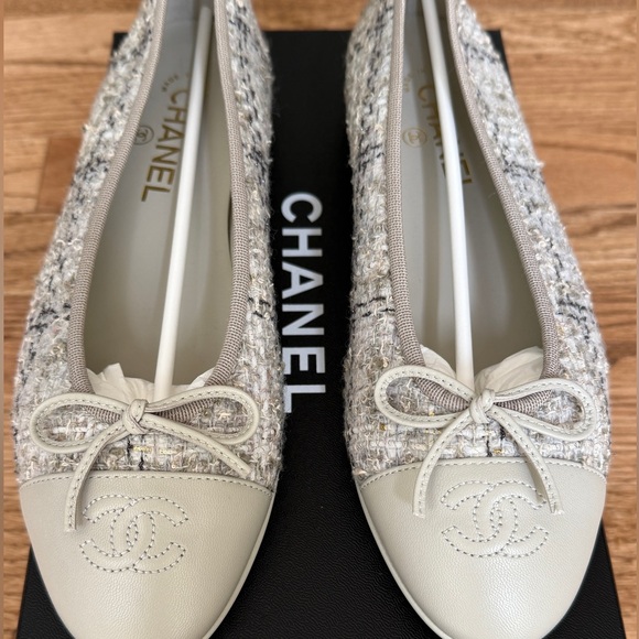 Chanel Gray Tweed & Leather Ballet Flats - Size 39 - Pre-Fall 2025 - New in Box - Picture 1 of 5
